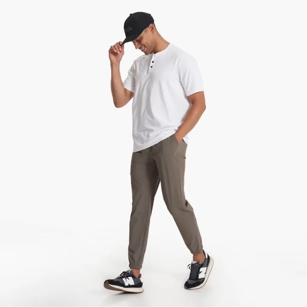 VUORI Men’s Fleet Travel Joggers Cocoa Size XS Casual Athleisure Pants V444